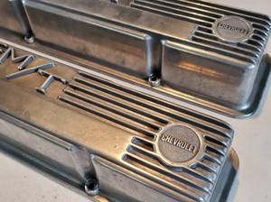 lot 52 image: Set of Chevrolet Valve Covers