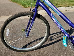 lot 65 image: Like New Womens bicycle