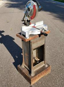 lot 29 image: Delta 10 Compound Miter Saw Mounted on a Stand