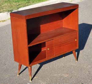 lot 77 image: Vintage 1970s Wooden Bookcase With Sliding Doors