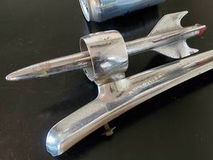 lot 40 image: Vintage Hood Ornament