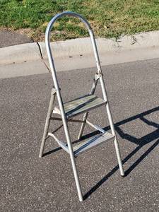 lot 132 image: Aluminum Step Ladder