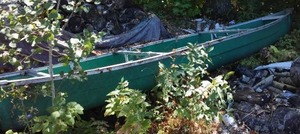 lot 3 image: Coleman square back canoe, 17 foot. Metal framework. .adjustable middle seat.