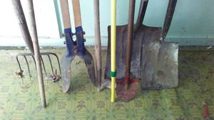lot 9 image: Garden tools