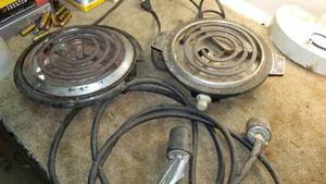 lot 152 image: (2) Hot plates and extension cord.