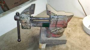 lot 464 image: Vise- Craftsman 5342. great feel to the turn.