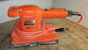 lot 481 image: Black & Decker pad sander -