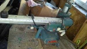 lot 491 image: DeWalt, Black & Decker -radial arm saw - 10 Amp.