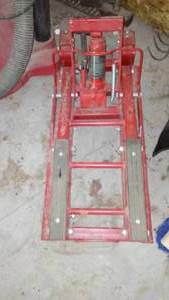lot 497 image: 1500 pound ATV Motorcycle Lift.