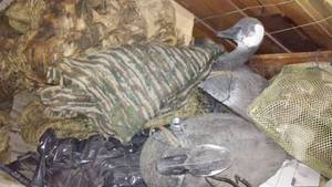lot 511 image: Camo Burlap & 4 Canadian Geese decoys