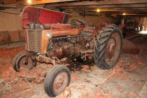 lot 601 image: Massey Ferguson Tractor  with Snowblower Attachment