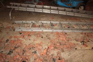 lot 607 image: Aluminum Extension Ladder 30