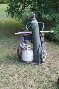 lot 614 image: Welder Set  with Welding Tanks, Tank Dolly with Large Diameter Wheels, Gauges, Hoses and Wand