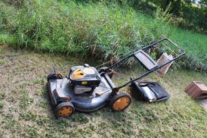 lot 615 image: Poulan Pro Key Start 22 Rear Bagger Push Lawn Mower