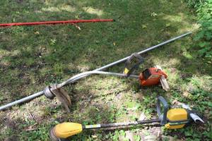 lot 637 image: Sears Craftsman Weedwacker Line Trimmer 17-cut 26.2cc Gas Powered