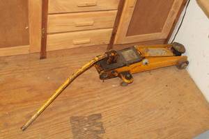 lot 655 image: Hydraulic Service Jack 3000-lbs