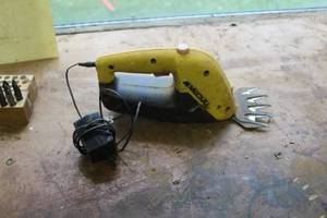 lot 674 image: McCullough 6V Cordless Rechargable Grass Shears