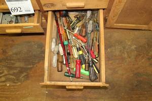 lot 698 image: Lot of Screwdrivers (in 1 drawer)