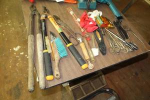 lot 729 image: Hand Tools  with Fiskar Bypass Lopper, Lopper, Tin Snips, Hedge Trimmer, Scissors, Straps, Screen Roller, Brush