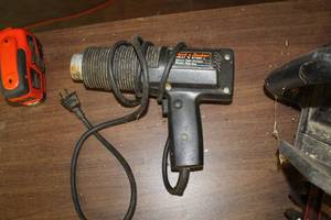 lot 723 image: Black & Decker Heat N Strip Electric Heat GunPaint Remover