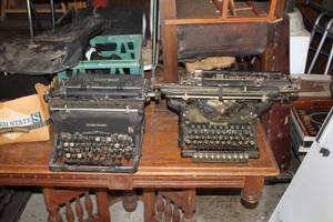 lot 753 image: Lot of (2) Vintage Underwood Typewriters