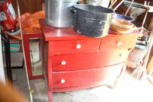 lot 751 image: Dresser 4-drawer