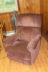 lot 759 image: Living Room Recliner