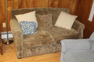 lot 762 image: Living Room Love Seat