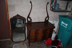 lot 769 image: Vintage Wood Mirror Dresser