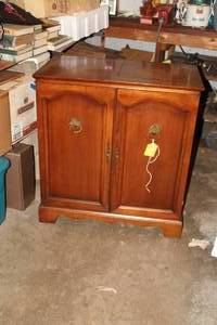 lot 770 image: Vintage Magnavox Wood AMFMPhonograph Player Cabinet