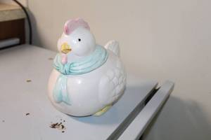 lot 786 image: Ceramic Chicken Cookie Jar