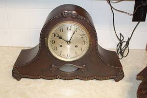 lot 800 image: Wood Mantle Clock