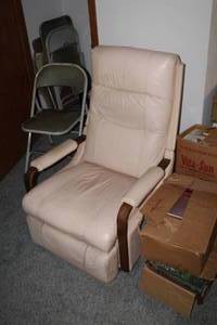 lot 815 image: Leather Recliner