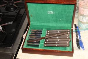 lot 817 image: Cutco Steak Knife Set  with Wood Case