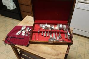 lot 820 image: Cutlery Set  with Wood Case