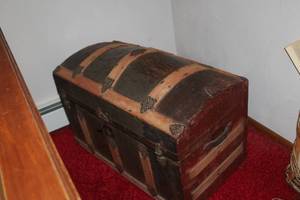 lot 842 image: Vintage Wood Trunk