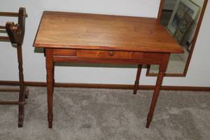 lot 836 image: Wood Table 1-drawer