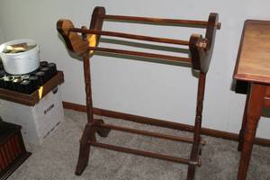 lot 835 image: Wood BlanketQuilt Rack