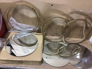 lot 21 image: Medium Round Gold Contemporary Mirror (21.375 in. H x 14.5 in. W) Customer Returns See Pictures