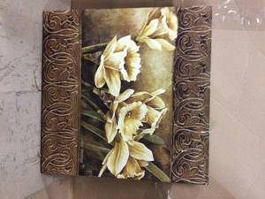 lot 2 image: Golden Daffodils II by Linda Thompson Canvas Wall Art Customer Returns See Pictures