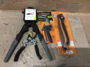 lot 61 image: MIX LOT FISKAR TOOLS