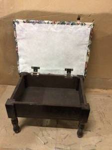 lot 62 image: STORAGE STOOL SEAT