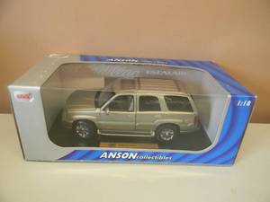 lot 6 image: 118 SCALE DIE-CAST - ANSON COLLECTIBLES 2002 ESCALADE. NEW IN BOX. GREAT PIECE - SEE PICTURES.