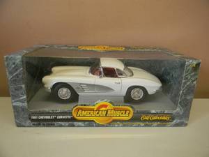 lot 10 image: 118 SCALE DIE-CAST - AMERICAN MUSCLE 1961 CHEVROLET CORVETTE. NEW IN BOX. GREAT PIECE - SEE PICTURES.