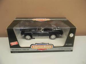 lot 18 image: 118 SCALE DIE-CAST - AMERICAN MUSCLE 1963 CORVETTE STING RAY. NEW IN BOX. GREAT PIECE - SEE PICTURES.