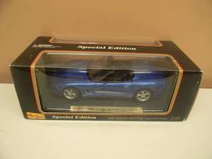 lot 28 image: 118 SCALE DIE-CAST - MAISTO SPECIAL EDITION BLUE 1998 CORVETTE CONVERTIBLE. NEW IN BOX. GREAT PIECE - SEE PICTURES.