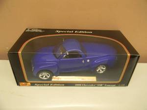 lot 29 image: 118 SCALE DIE-CAST - MAISTO SPECIAL EDITION 2000 CHEVROLET SSR CONCEPT. NEW IN BOX. GREAT PIECE - SEE PICTURES.