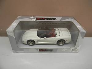lot 36 image: 118 SCALE DIE-CAST - UT MODELS CLASSIC WHITE CORVETTE. NEW IN BOX. GREAT PIECE - SEE PICTURES.