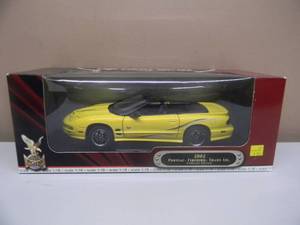 lot 37 image: COOL 118 SCALE DIE-CAST - ROAD SIGNATURE 2002 PONTIAC FIREBIRD TRANS AM. NEW IN BOX. GREAT PIECE - SEE PICTURES.