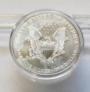 lot 39 image: 1998 AMERICAN SILVER EAGLE 1 TROY OZ. .999 FINE SILVER IN AIRTITE